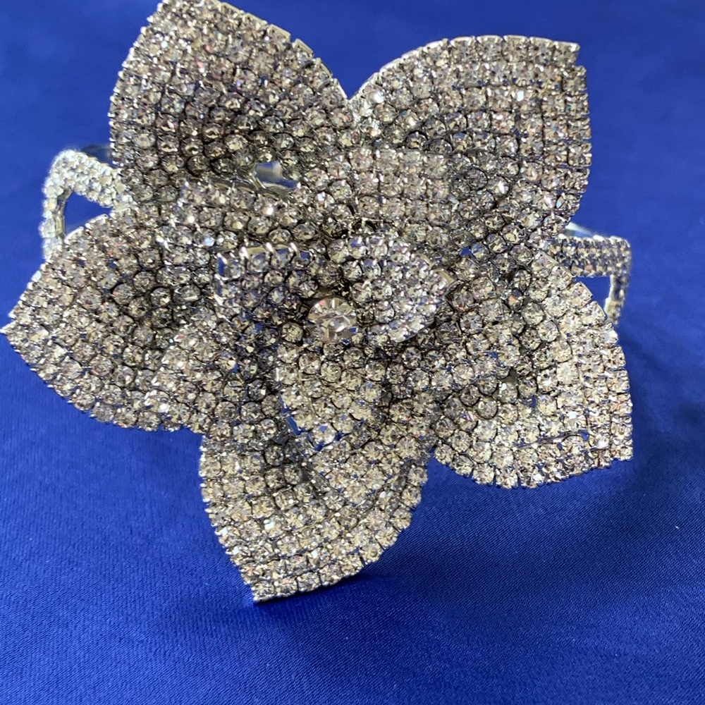 Gorgeous Rhinestone flower bracelet!